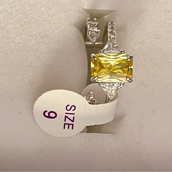 Lemon yellow quartz with cubic zirconia set in rhodium. Size 9 ring. - Picture 3 of 4